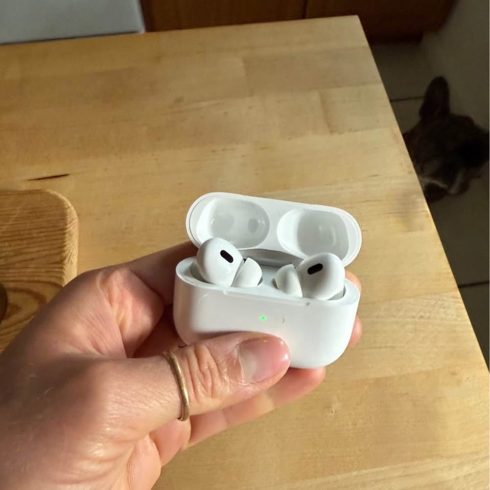 Apple White Wireless Earbuds with Charging Case